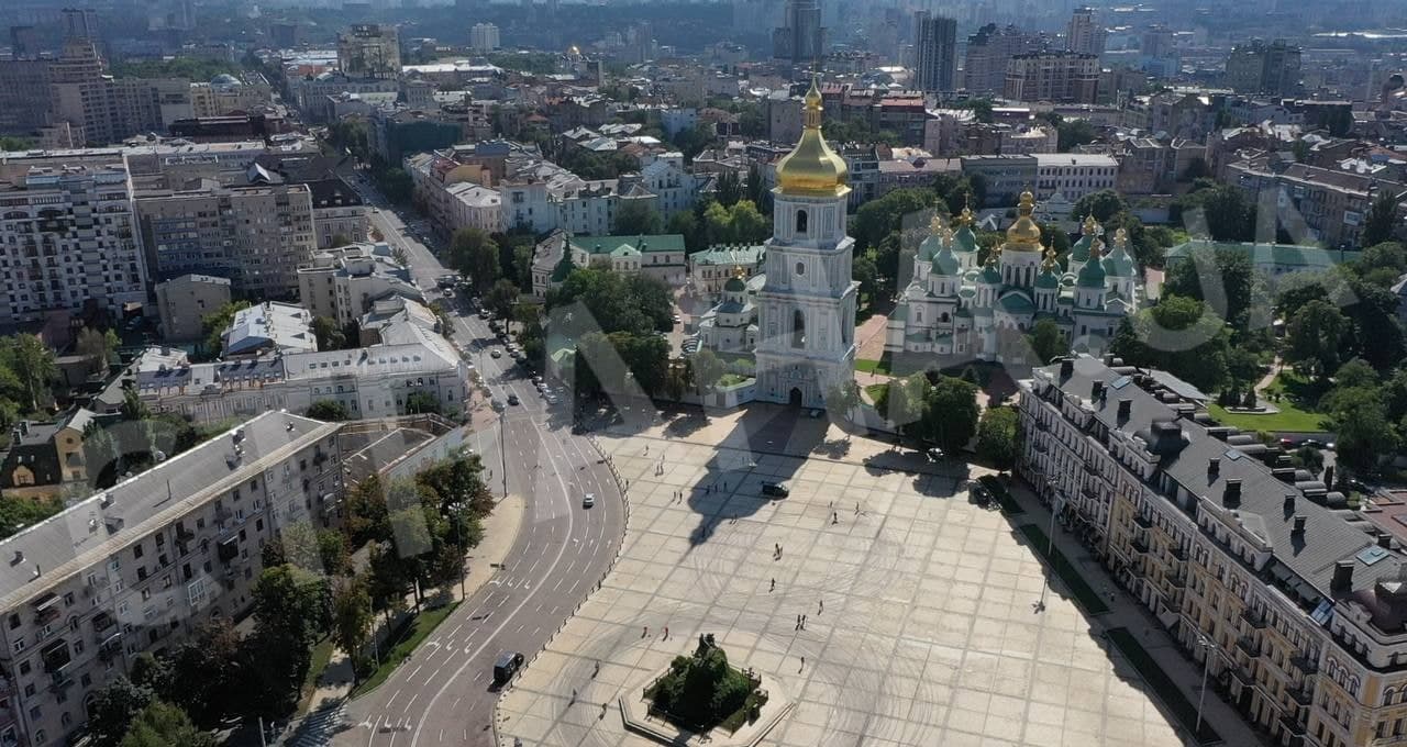 Черные следы покрышек будут оттирать три дня