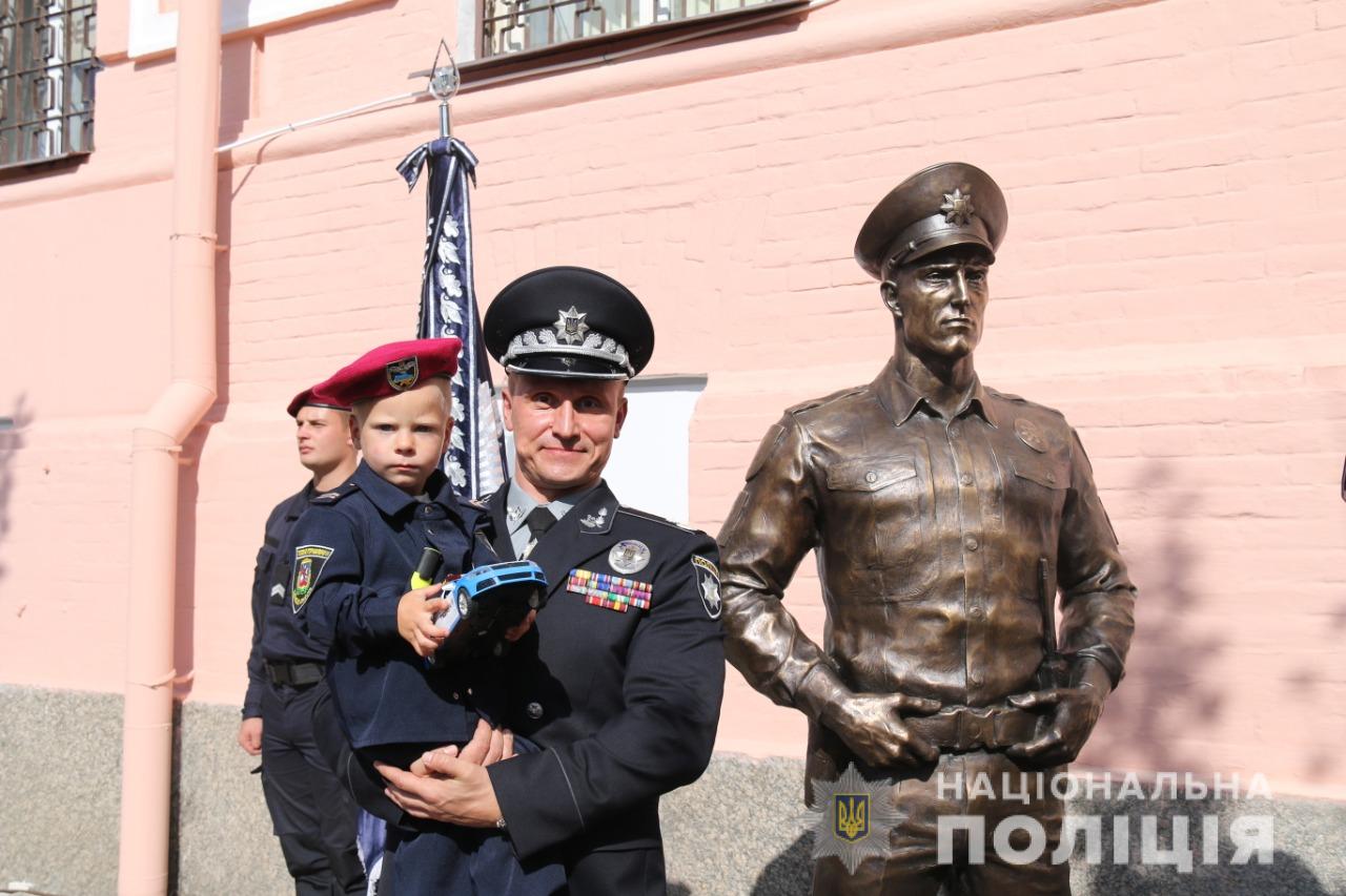 Фото полиции с открытия памятника