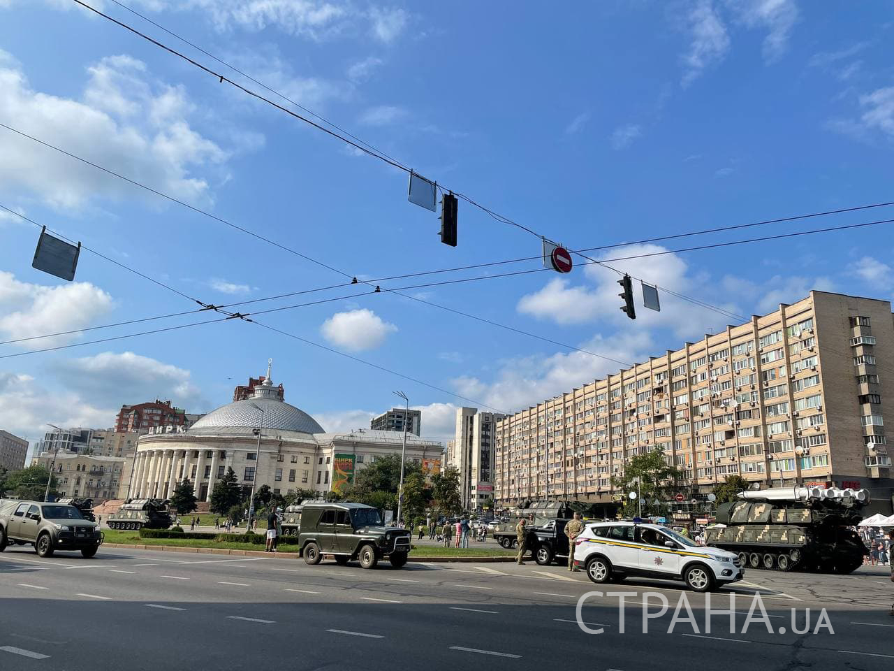 Фото техники в Киеве . "Страна"