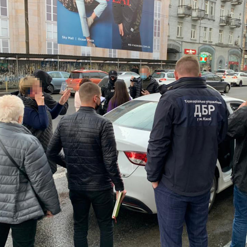 Фото в момент задержания адвоката