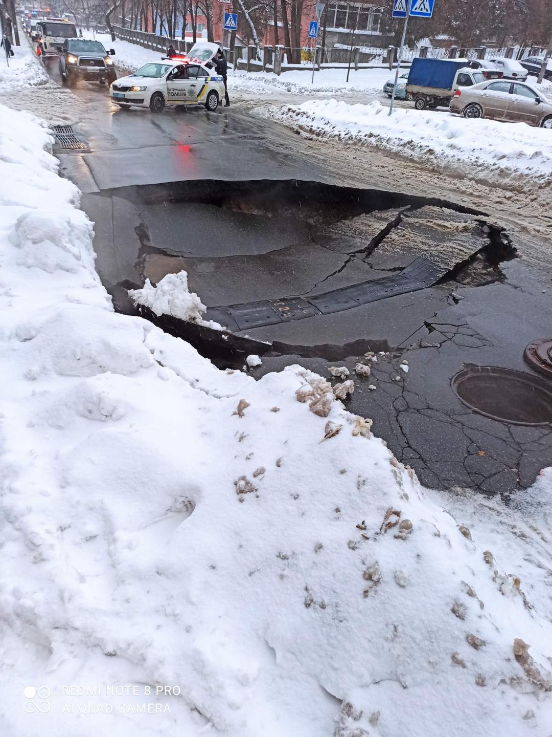 На Куреневке в Киеве прорвало коллектор, на дороге образовалась яма. Фото: Киевводоканал