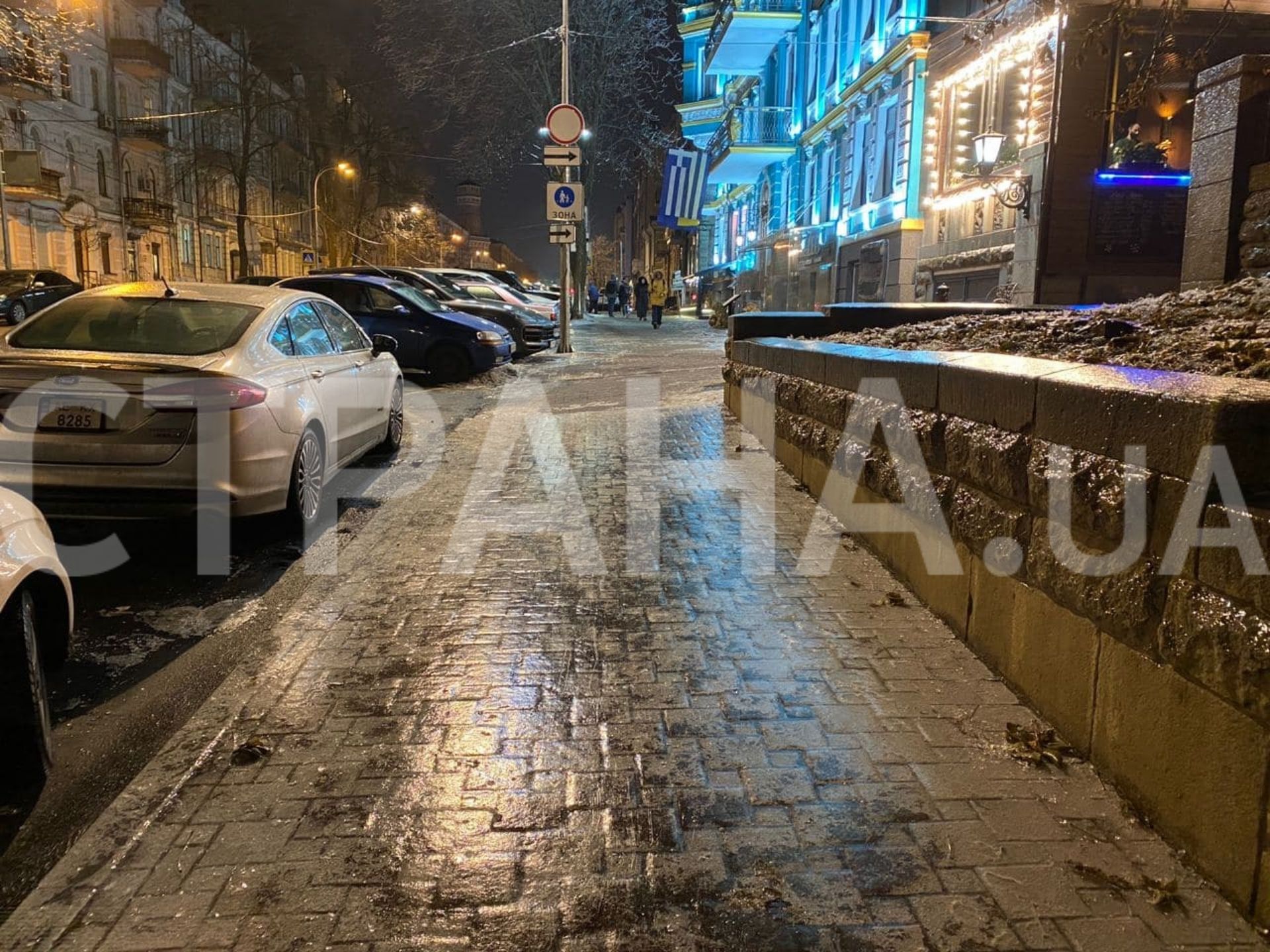 "Ледяной локдаун" в Киеве. По тротуарам можно только скользить, горожане вынуждены идти по проезжей части. Фото: Страна