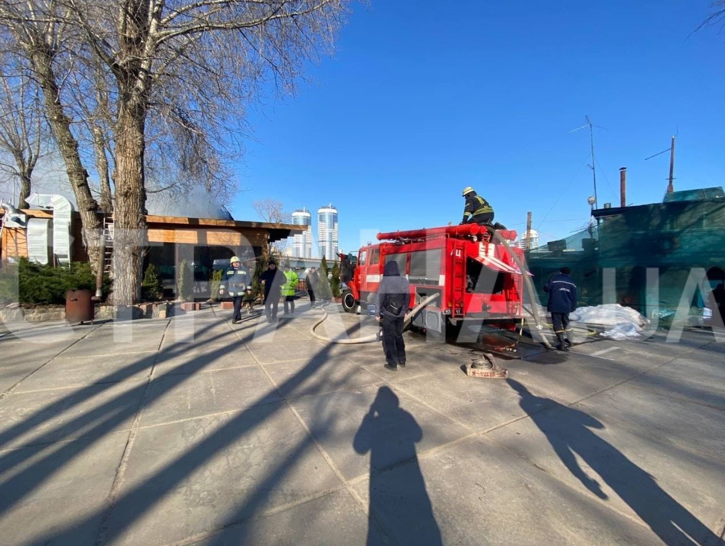 Пожар в отеле "Фрегат" на Гидропарке в Киеве потушили, никто не пострадал. Фото: Страна