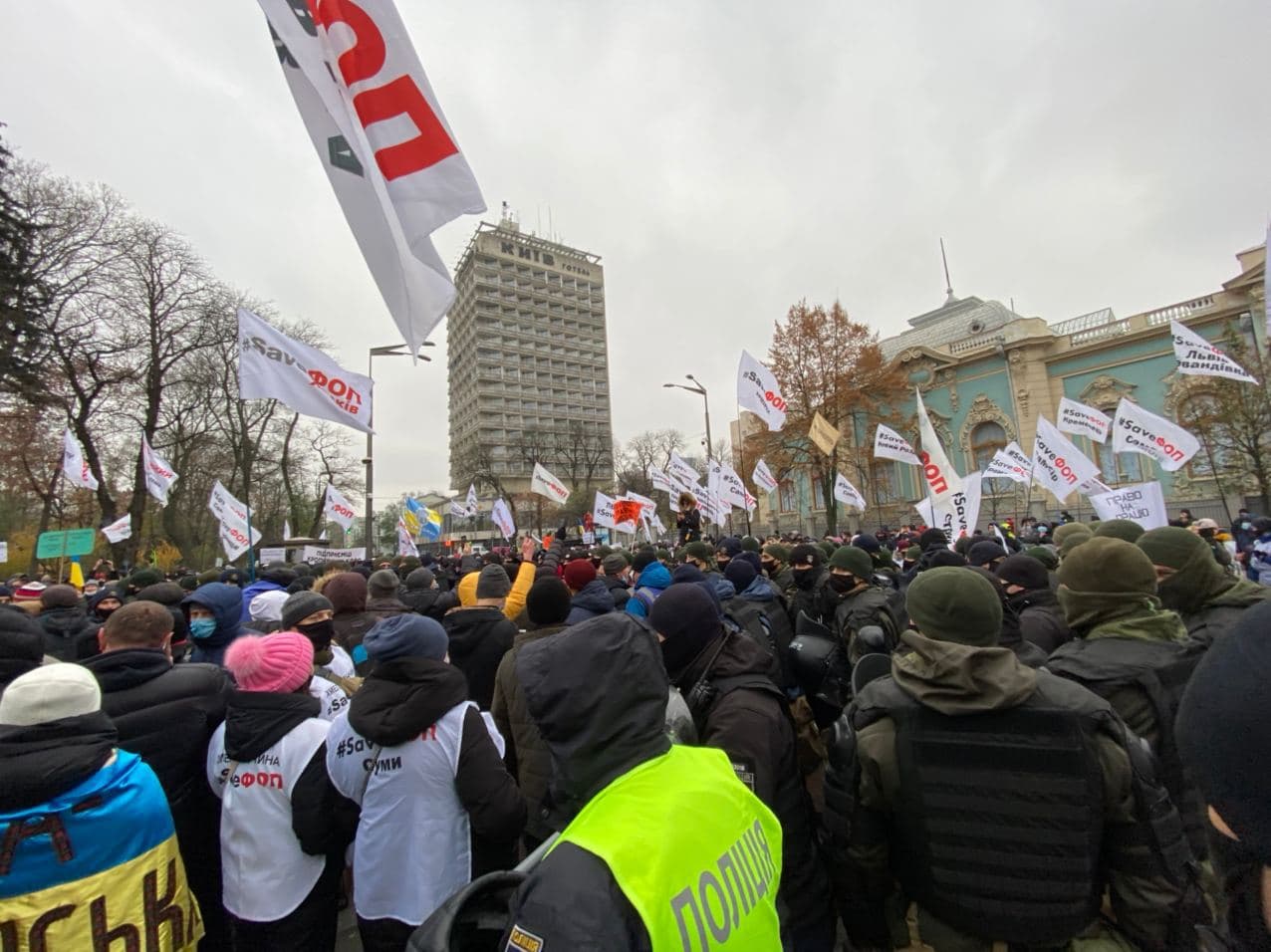 Под Радой собрались сотни предпринимателей и ФОПов. Фото: Страна