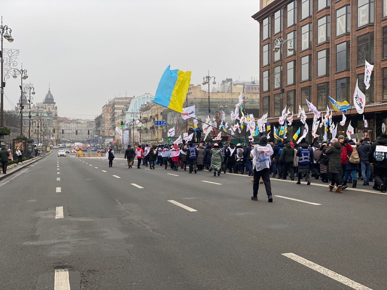 Протестующие в Киеве ФОПы идут маршем по центру города. Фото: "Страна"