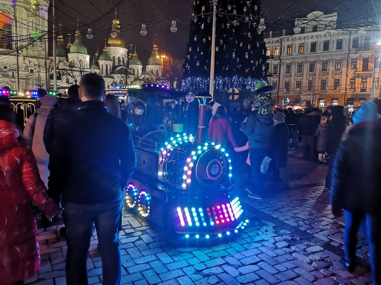 На Софийской площади в Киеве перед открытием елки не соблюдают правила карантина. Фото: "Страна"