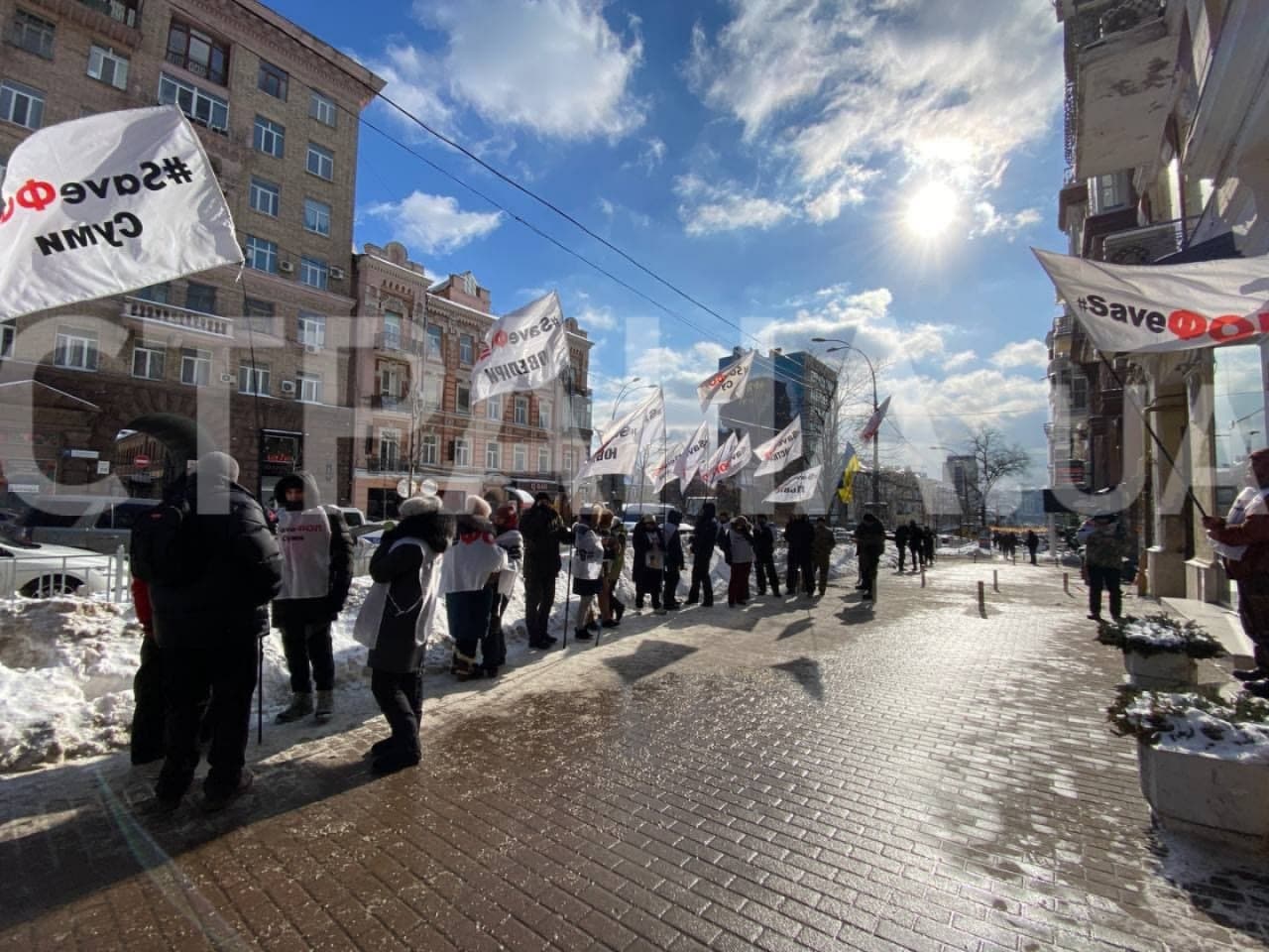 ФОПы пришли к офису мамы Гетманцева. Фото: "Страна"