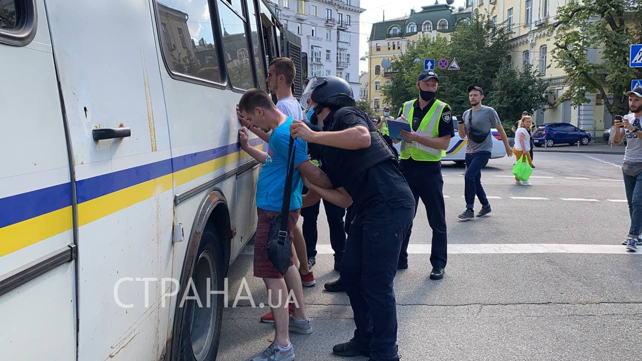 Правоохранители задерживают участников потасовок на ЛГБТ рейве