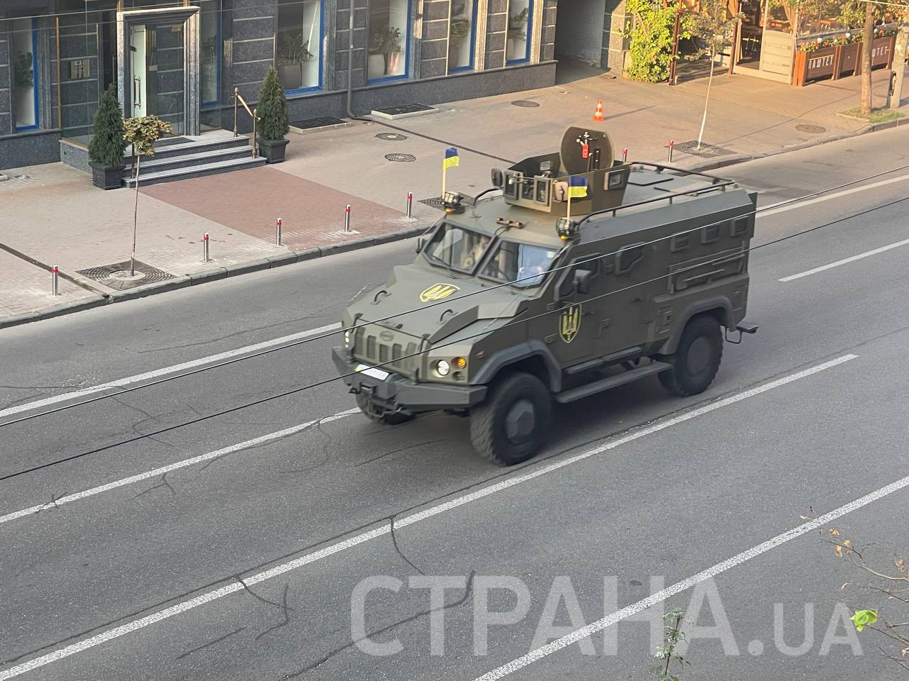 Военная техника для парада проезжает по центральным улицам Киева