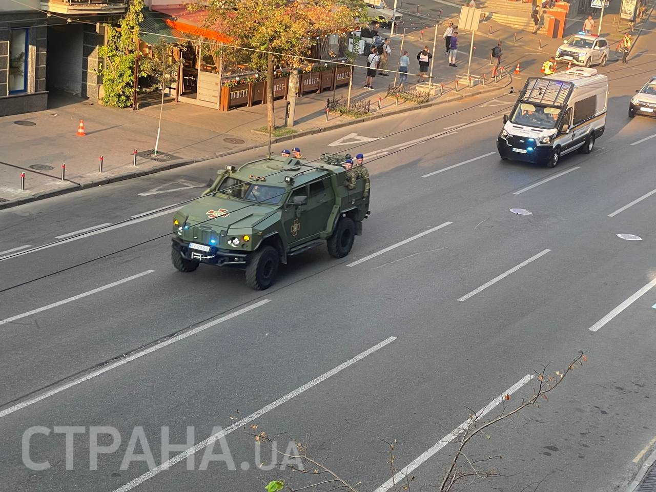 Военная техника для парада проезжает по центральным улицам Киева