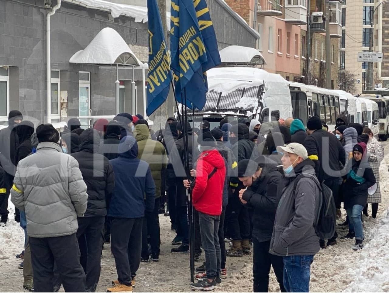 В центре Киева в Тверском тупике "Нацкорпус" пришёл на закрытую территорию