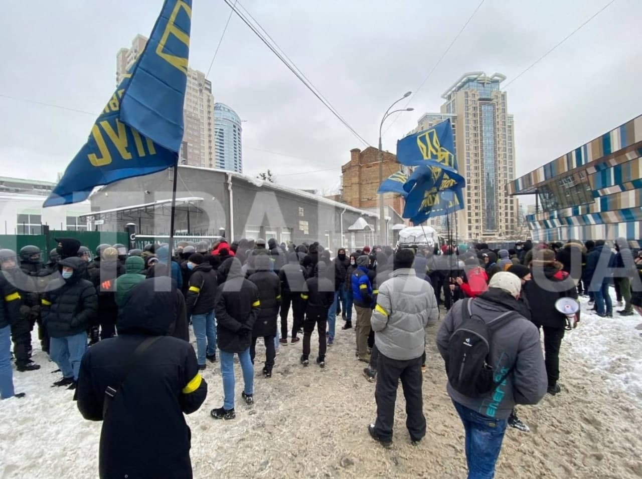 В центре Киева в Тверском тупике "Нацкорпус" пришёл на закрытую территорию